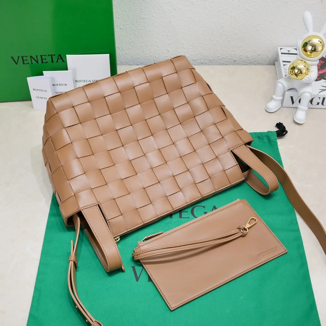 Batch 2600 BottegaVeneta What can be packed in the new bowling bag? Have you got the new bowling bag? Super large capacity ~ The key is low-key, simple and casual style ~ the fashion sense is not reduced at all. It combines BV's classic woven elements and can also be used for computers. The length of the shoulder straps can be adjusted. It is suitable for tall girls to carry. Boys also have a sunny back☀️ Style number: 7466# Size: 28*21*16
